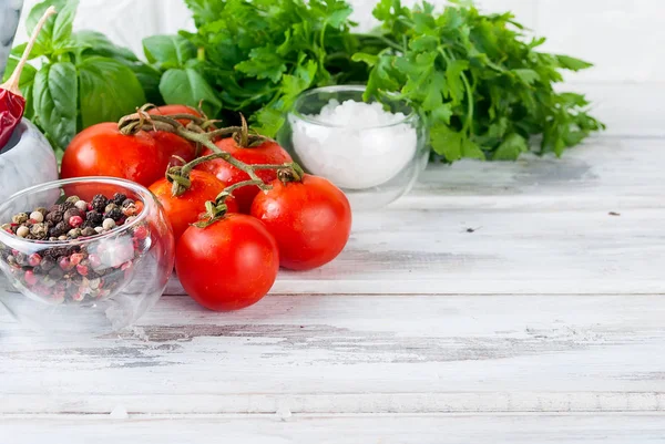 Tomaten en verse groene basilicum op een witte houten CHTERGRO stelletje — Stockfoto