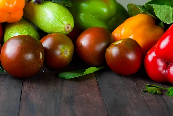 Tomates, pimientos, pepinos y hierbas vegetales frescos — Foto de Stock