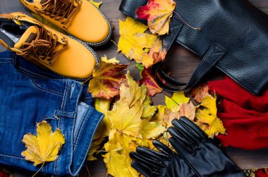 Kadınsı düz yatıyordu kümesi sonbahar tarzda giydirin