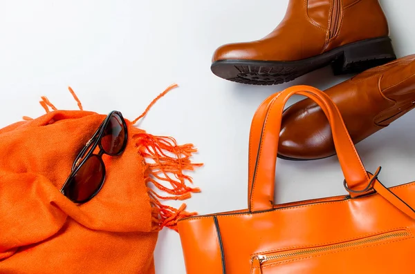 Kadınsı düz yatıyordu kümesi sonbahar tarzda giydirin