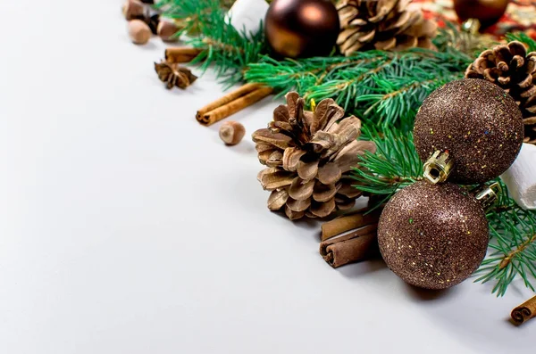 Різдвяний фон з ялинкою, цукерками, м'ячем — стокове фото