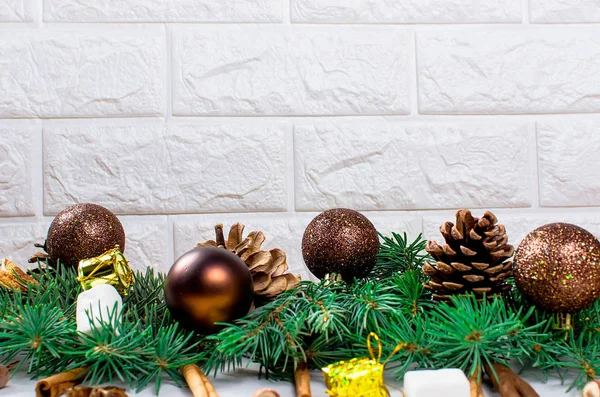 Boże Narodzenie tło z jodły, słodycze, piłka — Zdjęcie stockowe