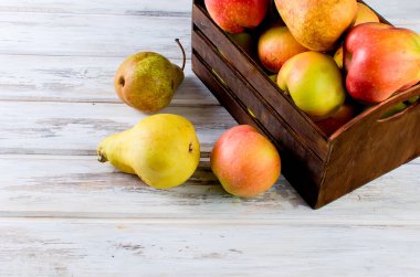  suyu bir bardak ve bir olgun elma ve armut ahşap bir masa üzerinde