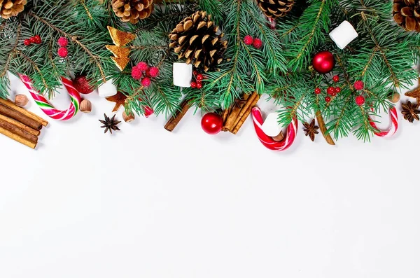 전나무, 사탕, 공을 크리스마스 배경 — 스톡 사진