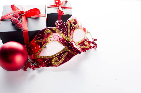 Черная рождественская подарочная коробка с красной лентой и наской
