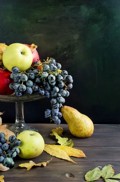Podzimní ovoce - granátové jablko, hrušky, hrozny a jablka — Stock fotografie