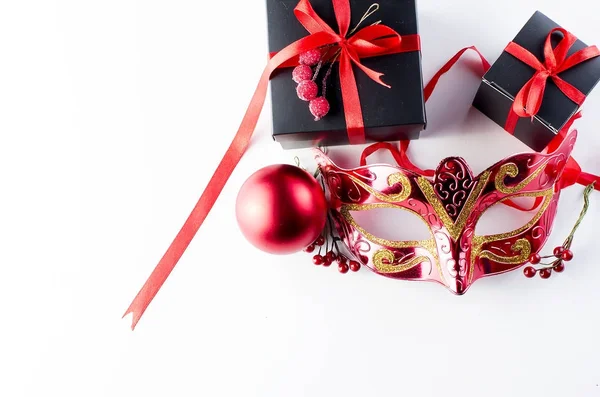 Caja de regalo de Navidad negra con cinta roja y máscara —  Fotos de Stock