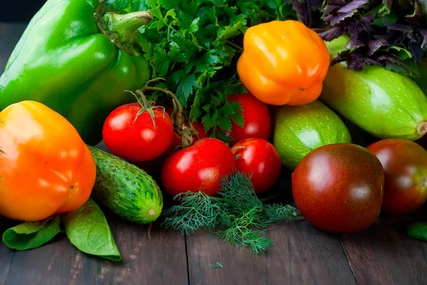Tomaten, Paprika, Gurken und Kräuter frisches Gemüse — Stockfoto