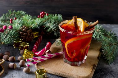 Noel içecek meyve ve aroma baharat, çam dalları ile 