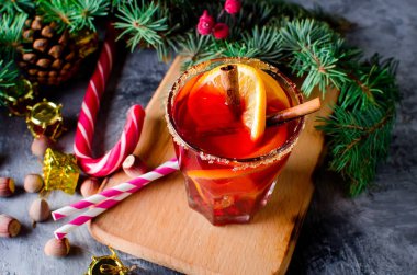 Portakal ve Noel süslemeleri ile sıcak mulled şarap içecek