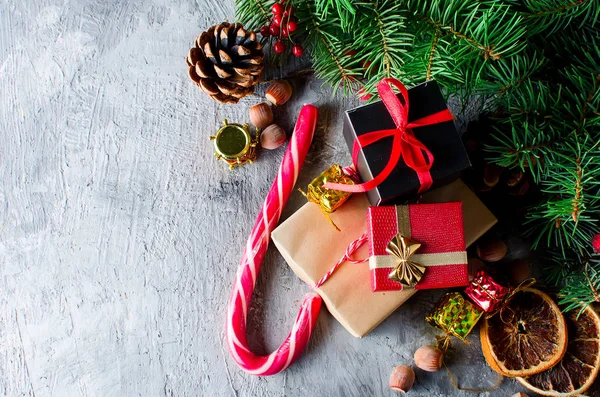 Scatola regalo di Natale rossa con nastro rosso e rami di abete — Foto Stock