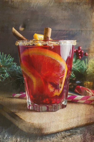 オレンジとクリスマスの装飾と温ワ インのホットワインを飲む — ストック写真