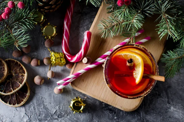 Varm glögg vin dryck med orange och juldekorationer — Stockfoto