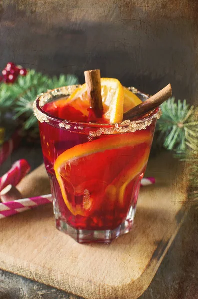 Bebida quente de vinho quente com laranja e decorações de Natal — Fotografia de Stock