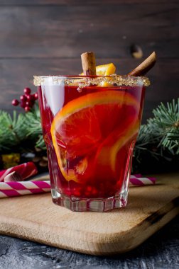 Portakal ve Noel süslemeleri ile sıcak mulled şarap içecek