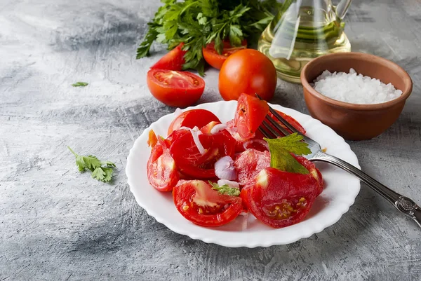 Салат с помидорами и луком — стоковое фото
