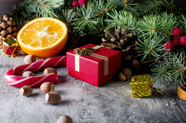 Caixa de presente de Natal vermelho com fita vermelha e ramos de abeto — Fotografia de Stock