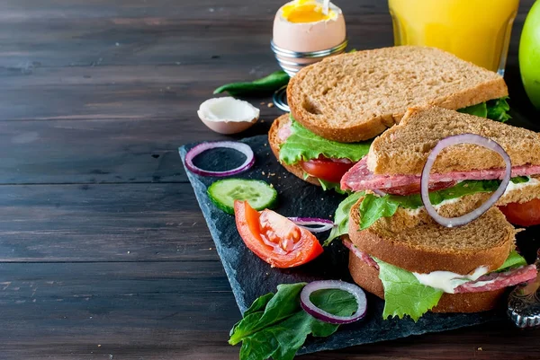 Sandwich, egg, cup coffe  and glass of juice for breakfast — Stock Photo, Image