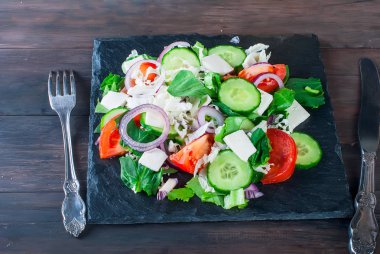 Karışık salata salatalık, domates, peynir, ıspanak ve 