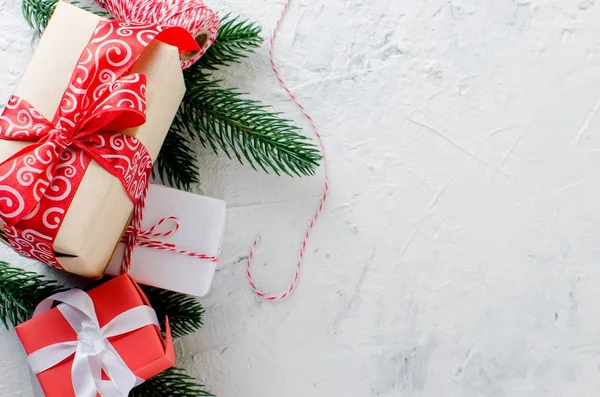 Scatole regalo di Natale e rami di abete — Foto Stock