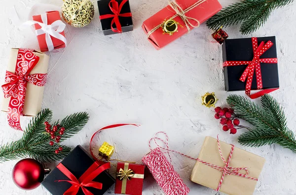 Caixa de presente de Natal preto, vermelho e artesanal com fita vermelha — Fotografia de Stock