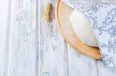 Hamur top, bir cermik kapta un