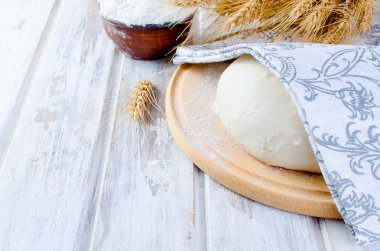 Hamur top, bir cermik kapta un