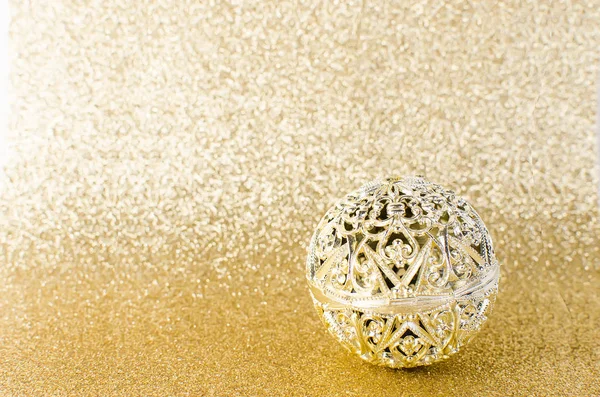Bola de Natal dourado vintage em brilho textura de ouro — Fotografia de Stock