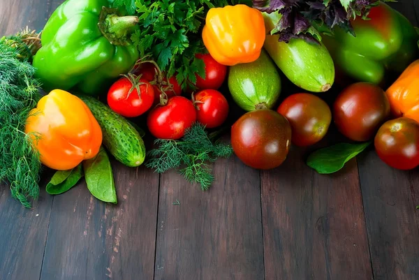 Tomater, paprika, gurka och örter färska grönsaker — Stockfoto