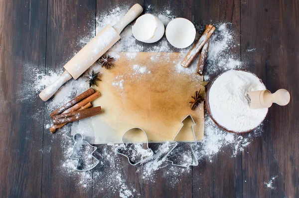 Vágás a mézeskalács cookie tésztát, karácsonyi és újévi — Stock Fotó