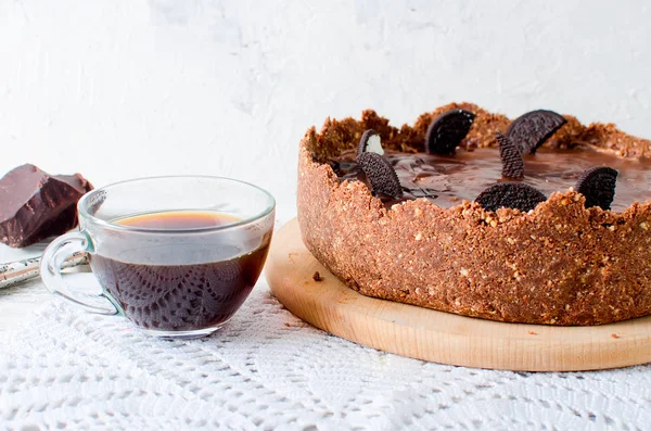 Pastel de queso de chocolate y taza de café — Foto de Stock