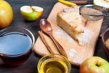 elmalı turta ve ahşap bir tabloda çay