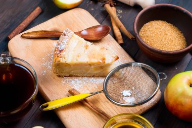 elmalı turta ve ahşap bir tabloda çay