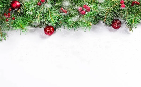 Fundo de natal com abeto, bola vermelha e bagas de inverno — Fotografia de Stock