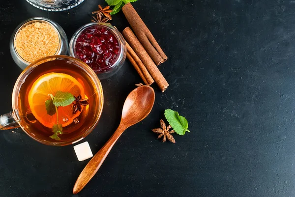 Varmt te med mynta, citron, mynta och hallonsylt — Stockfoto