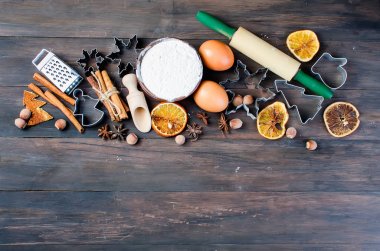 Noel ve yeni yıl için zencefilli kurabiye hamuru kesme