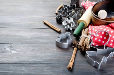 Noel ve yeni yıl için zencefilli kurabiye hamuru kesme