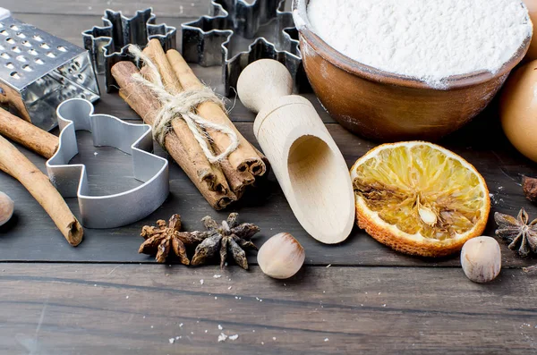 Snijden de peperkoek cookie deeg voor Kerstmis en Nieuwjaar — Stockfoto