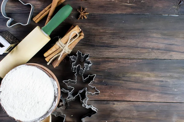 Cortar la masa de galletas de jengibre para Navidad y Año Nuevo —  Fotos de Stock
