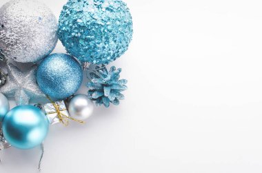 Noel mavi ve gümüş toplar, hediyeler.