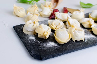 Beyaz zemin üzerine un ile etli çiğ köfte 