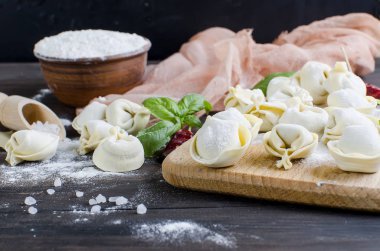 koyu arka plan üzerinde un ile etli çiğ köfte 