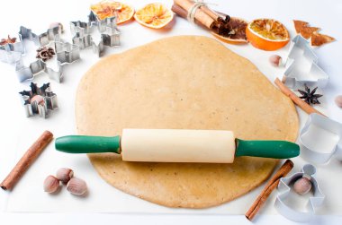 Noel ve yeni yıl için zencefilli kurabiye hamuru kesme