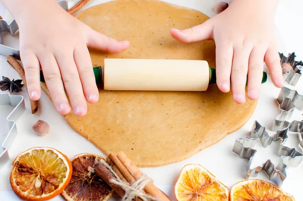 Cortar la masa de galletas de jengibre para Navidad y Año Nuevo —  Fotos de Stock