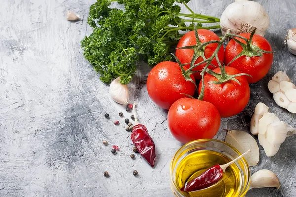 Zweigtomaten und Kräuter auf grauem Hintergrund — Stockfoto