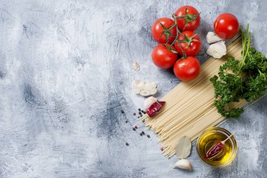 Şube domates ve gri arka plan üzerinde otlar