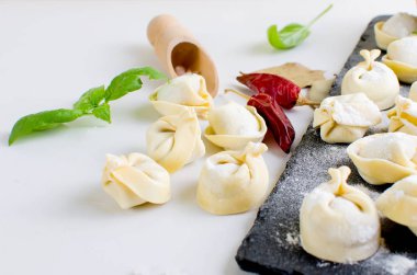 Beyaz zemin üzerine un ile etli çiğ köfte 