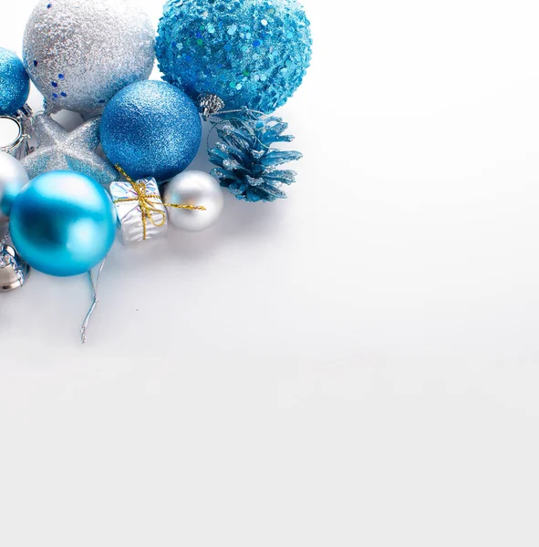 Bolas de Navidad azul y plata, regalos . —  Fotos de Stock