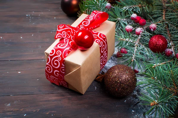 Rami di Natale, palle, perline, coni, sfondo di Natale . — Foto Stock