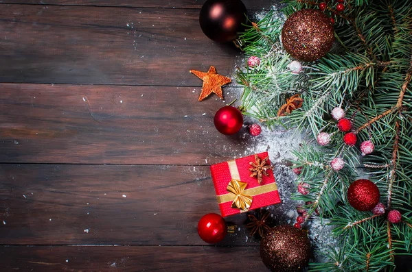 Рождественские ветки, шары, бусы, конусы, рождественский фон . — стоковое фото